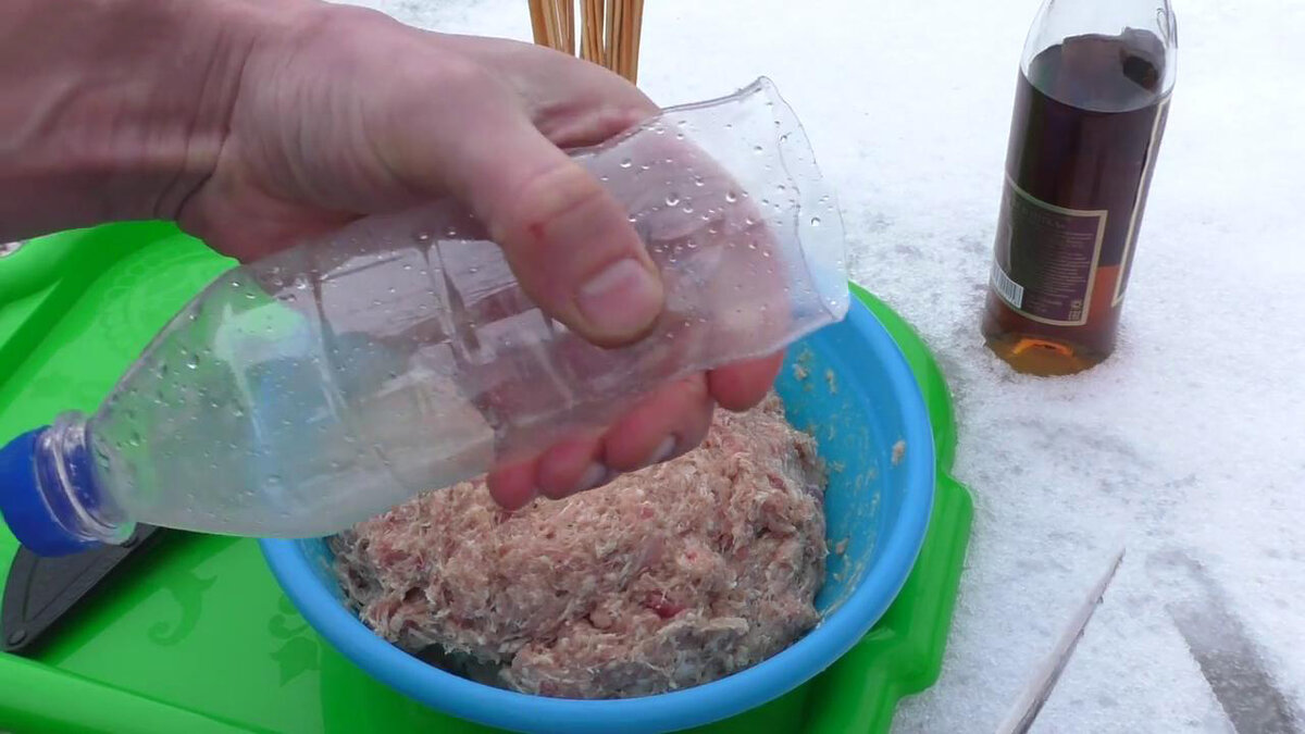 Приспособление из пластиковой бутылки, которое поможет быстро сделать люля-кебаб из фарша