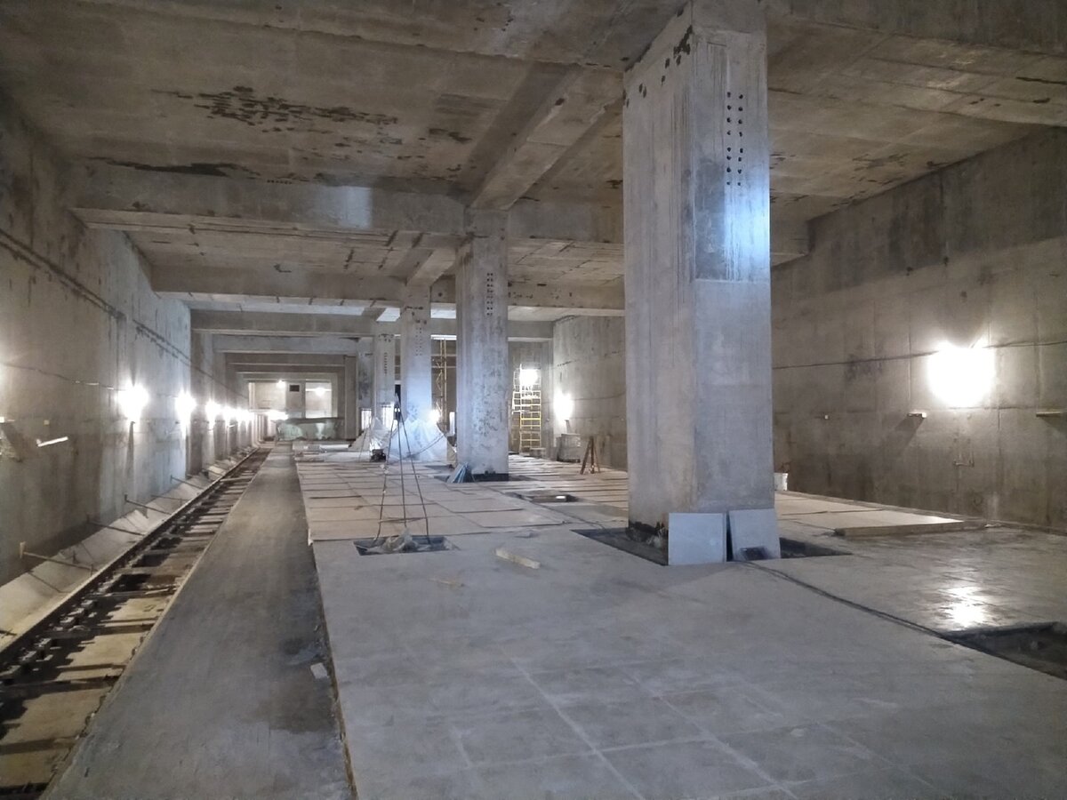 📷 1: На платформе станции продолжается укладка напольного гранита.