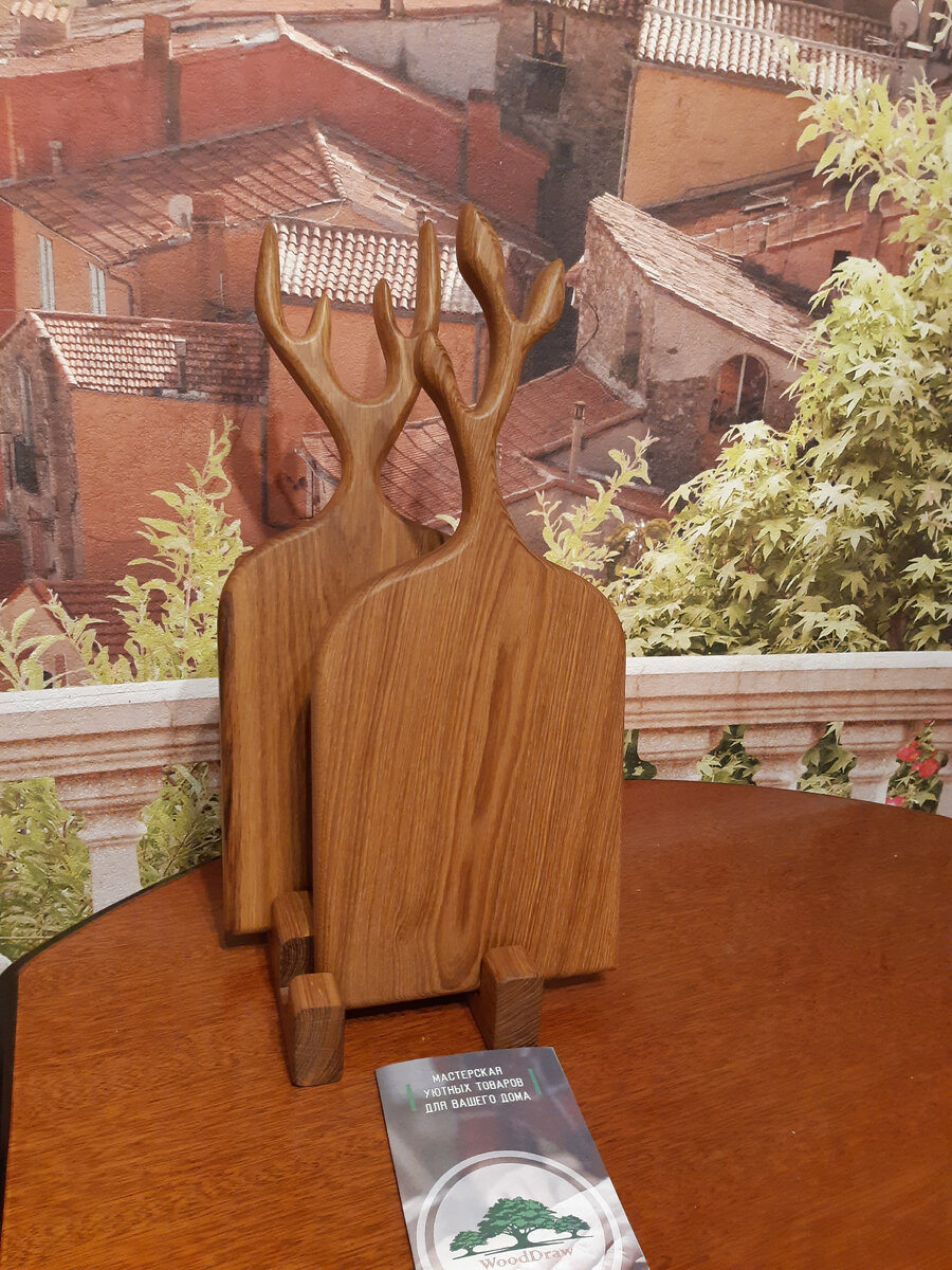 Вот такой набор из двух досок на подставке я выбрала в качестве подарка маме мужа