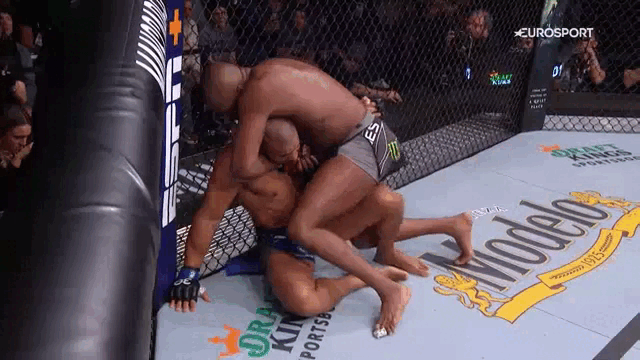 Джонс сабмитит Гана