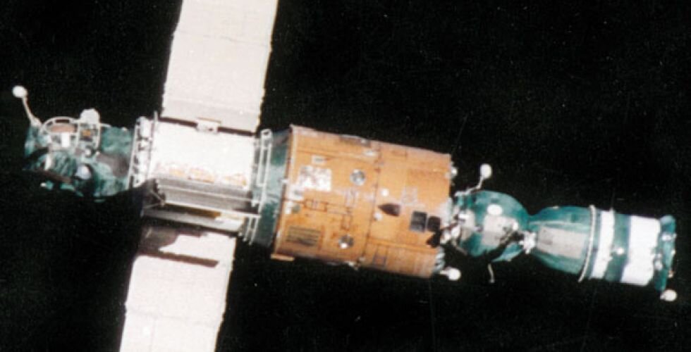 Первая космическая станция салют 1. Салют-1 орбитальная станция. Станция салют 6. Ракета Протон станция салют. Салют-5 орбитальная станция.