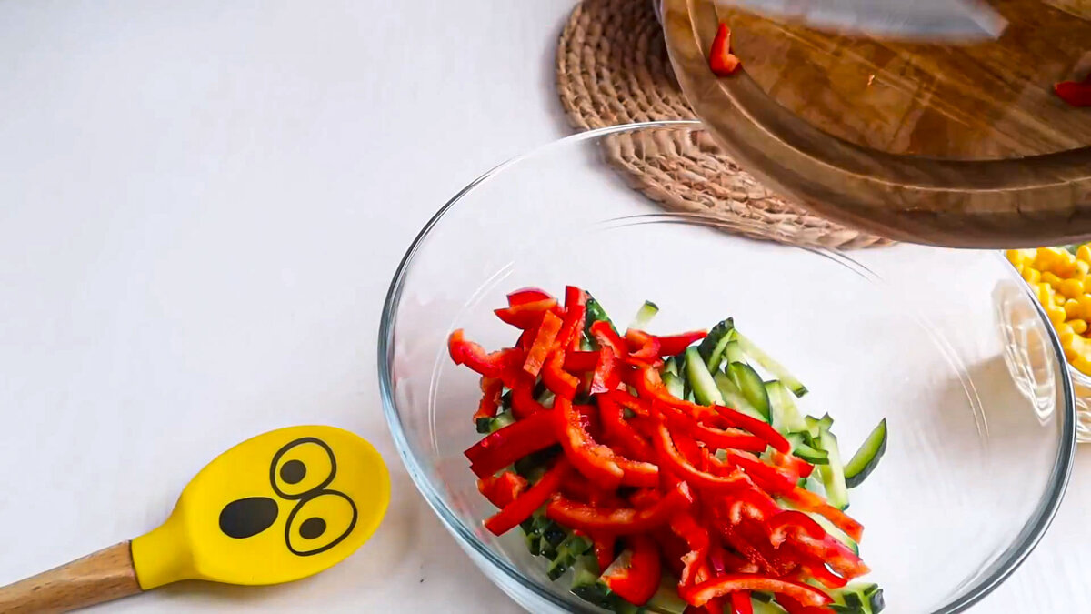 Салат "Киевский". Очень вкусный праздничный салат. Готовится 10 минут! Вкуснее Оливье. Салат "Киевский". Очень вкусный праздничный салат. Готовится 10 минут! Вкуснее Оливье.