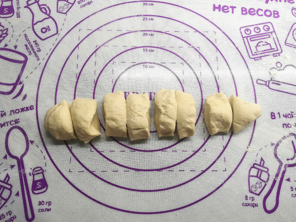 Пока одну оловину теста нарезаем, другая пока "отдыхает" в прохладе