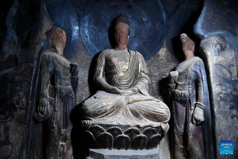 Статуя Будды в гротах Сюмишань, построена в поздний период династии Северная Вэй (386-534), в Гуюане. (ФОТО / СИНЬХУА)