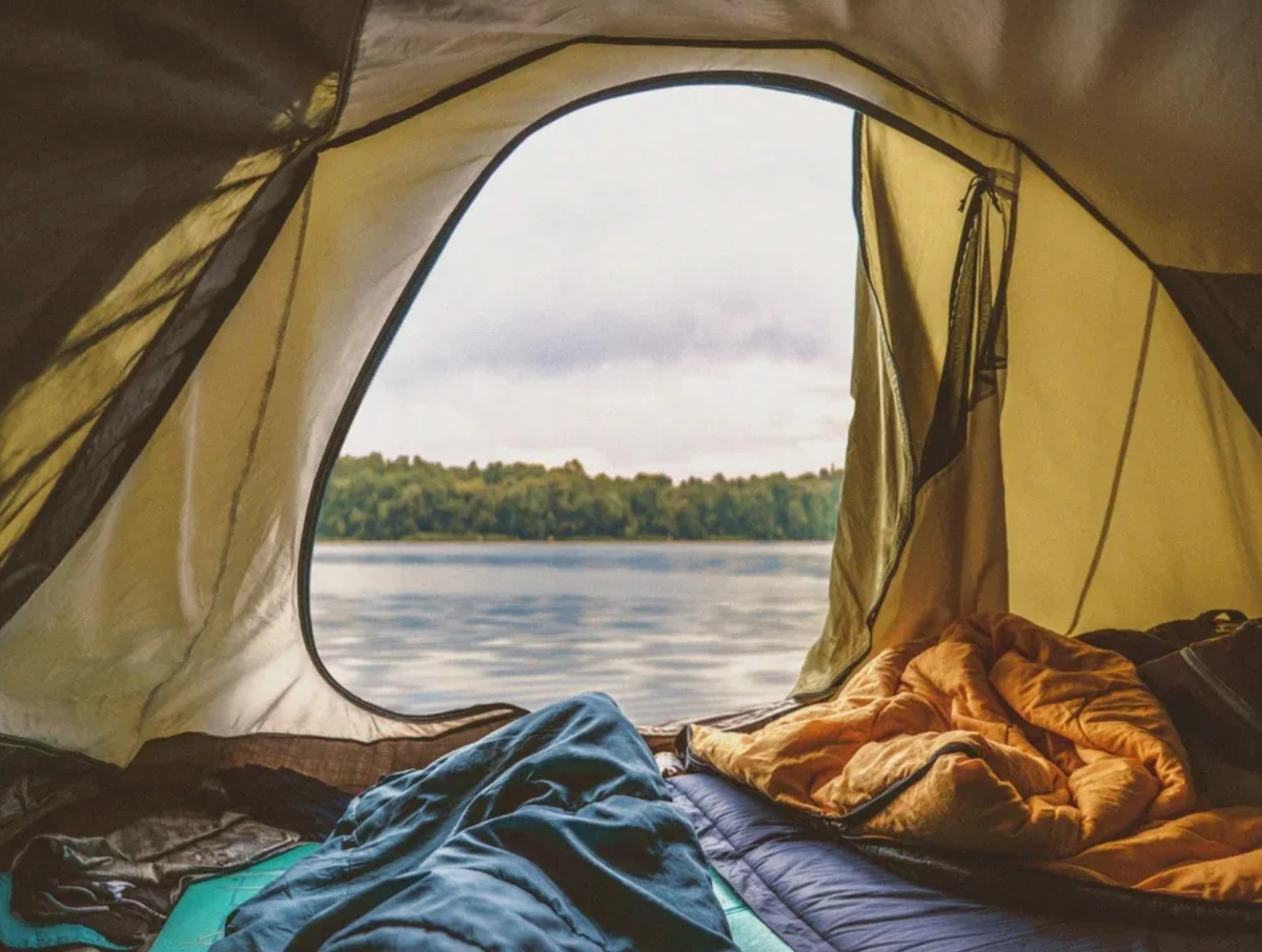 Палатка на скале. Тент rockland 460х640. Палатка на берегу озера. Крыша над головой для ночлега. Палатка на отвесной скале.