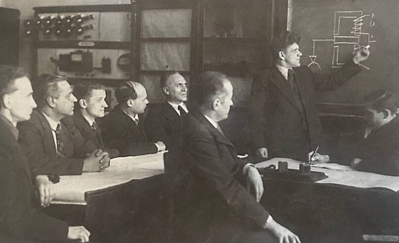 Заседание кафедры проводит зав. кафедрой, профессор И.В.Харизоменов, 1947 г.