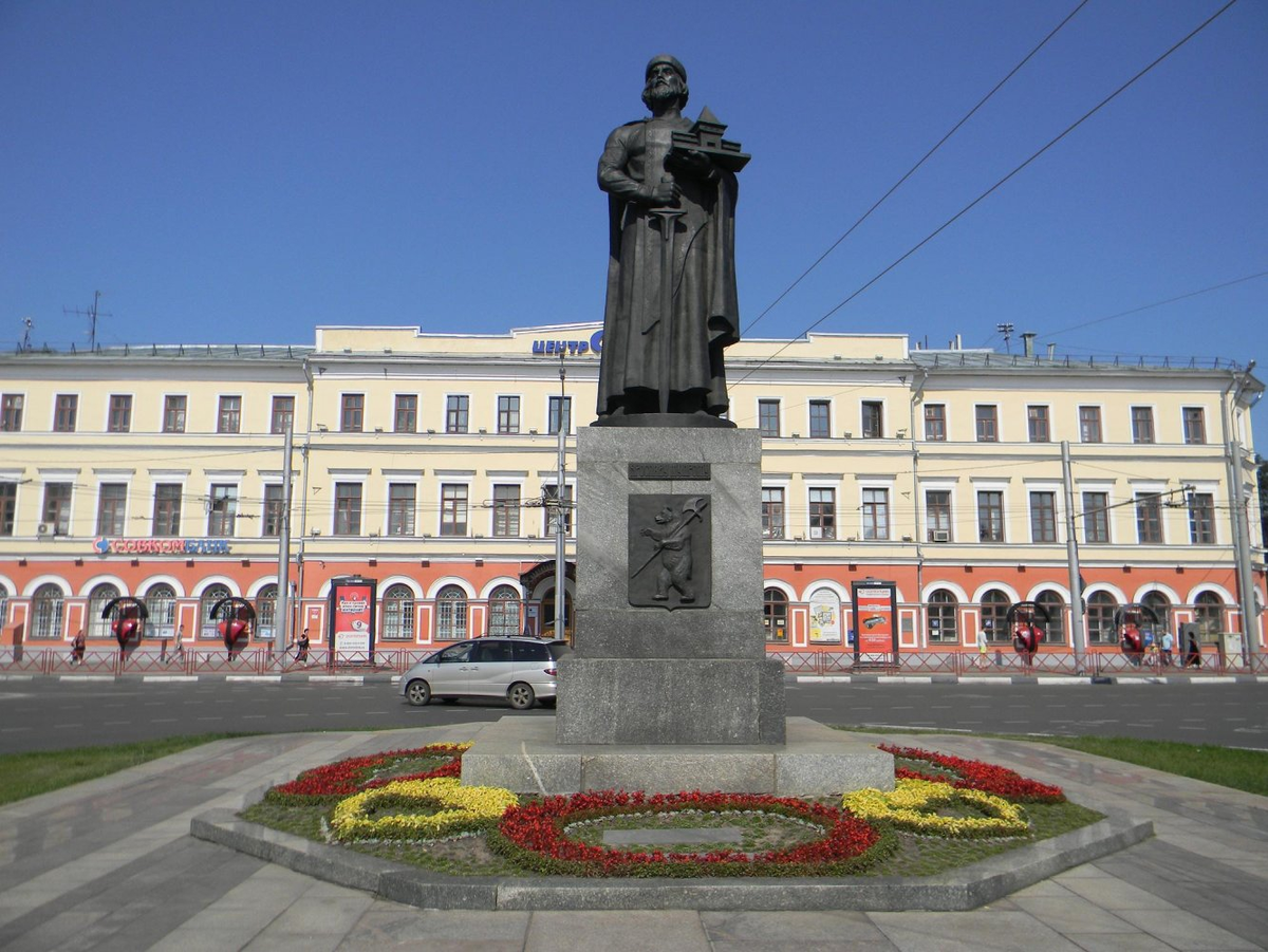 Площадь г ярославля. Памятник Ярославу мудрому (Ярославль) памятники Ярославля. Достопримечательности Ярославля памятник Ярославу мудрому. Памятник основателю города Ярославу мудрому. Памятник Ярославу мудрому Ярославль хорошее качество.