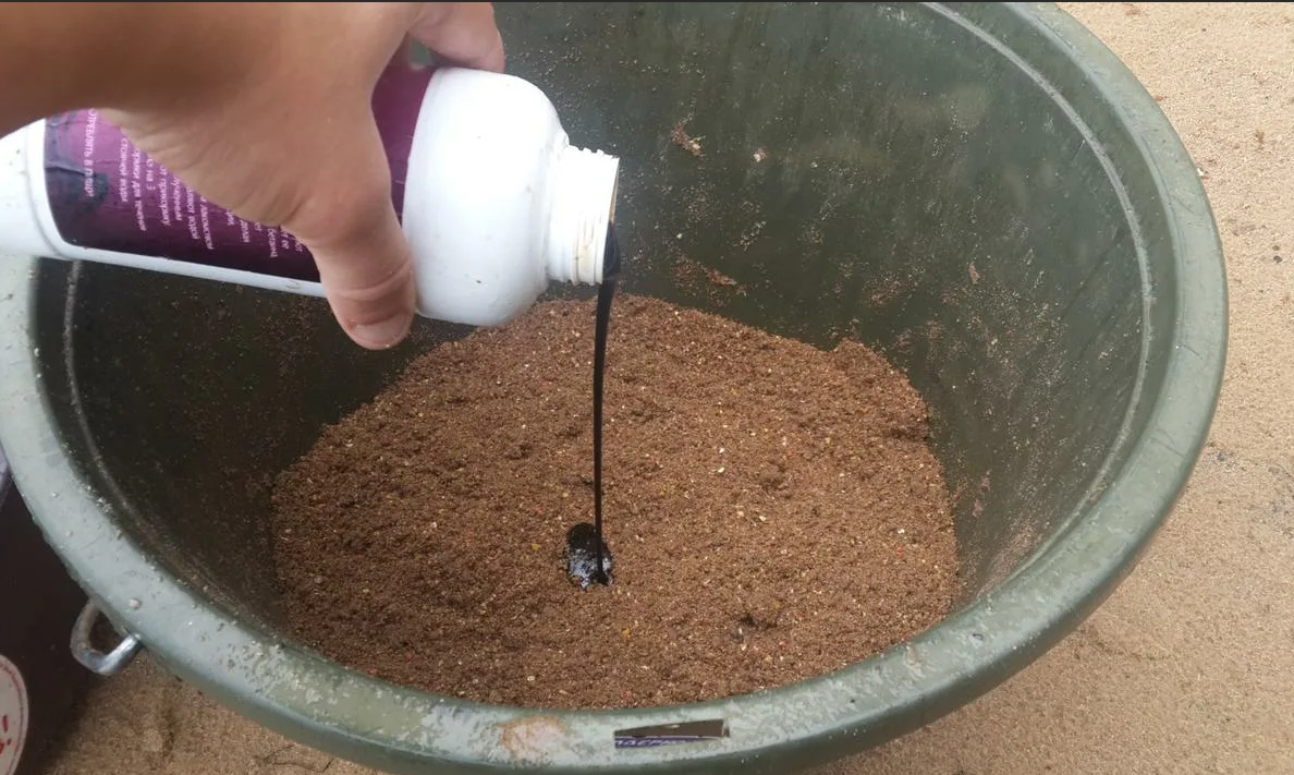 Добавление кукурузной патоки в прикормку. Источник фото lovimvmeste.ru