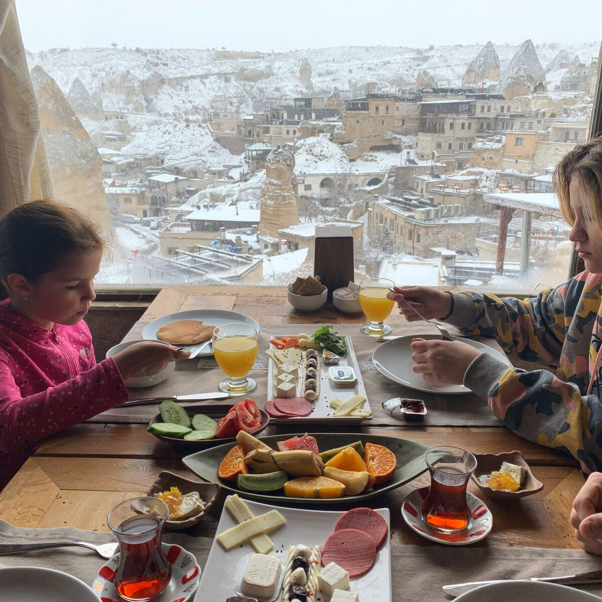 Наш кахвалты с видом на заснеженную Каппадокию. Уже ради такого красивого стола можно сюда приехать:)