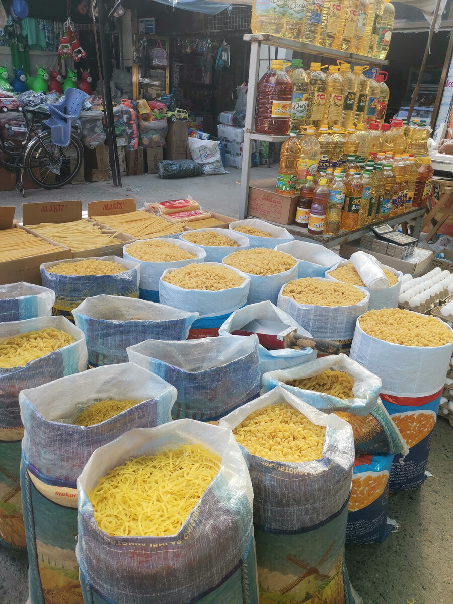 Также впечатляет, как здесь продают крупы, муку, макароны. Все продукты находятся в больших мешках и их можно купить на развес.