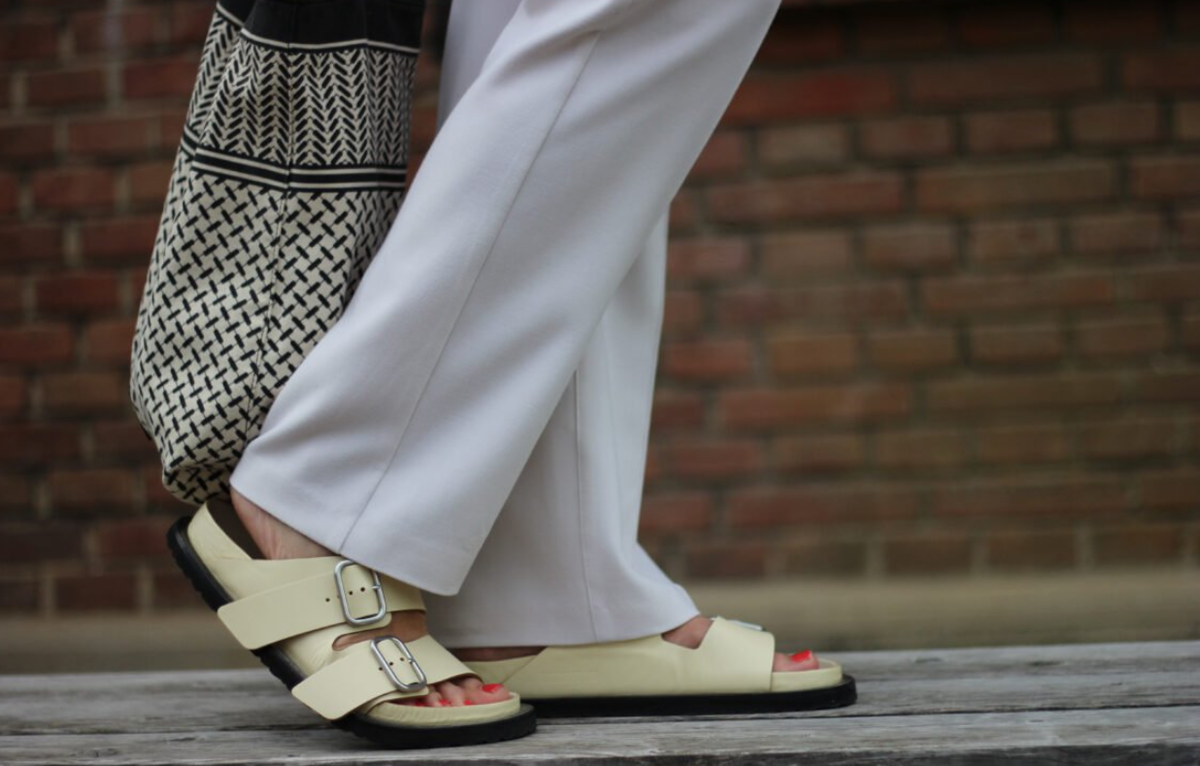 Несмотря на то, что этим летом претендентом на звание самой модной обуви предполагается стать закрытым сандалиям мужского типа, биркенштоки так просто не собираются сдавать своих позиций.