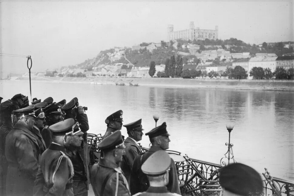 Интересная фотография: Гитлер на стороне оккупированной територии, ныне район Братиславы — Петржалка (аннексирован нацистской Германией с 1938– 1945) . С другой стороны — Чехословакия, Старый город Братиславы.