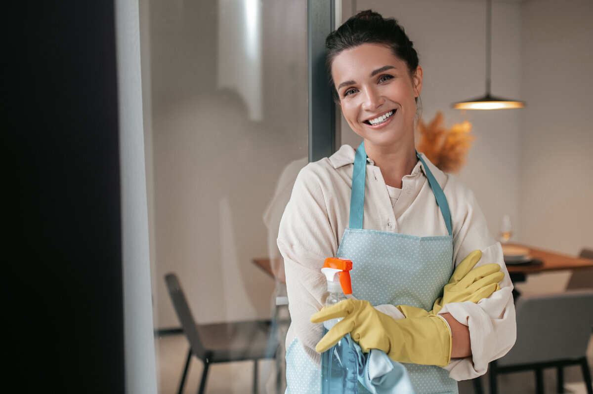https://www.freepik.com/free-photo/domestic-routine-smiling-housewife-apron-standing-kitchen_22802325.htm#query=cleaning&from_query=уборка&position=2&from_view=search&track=sph
