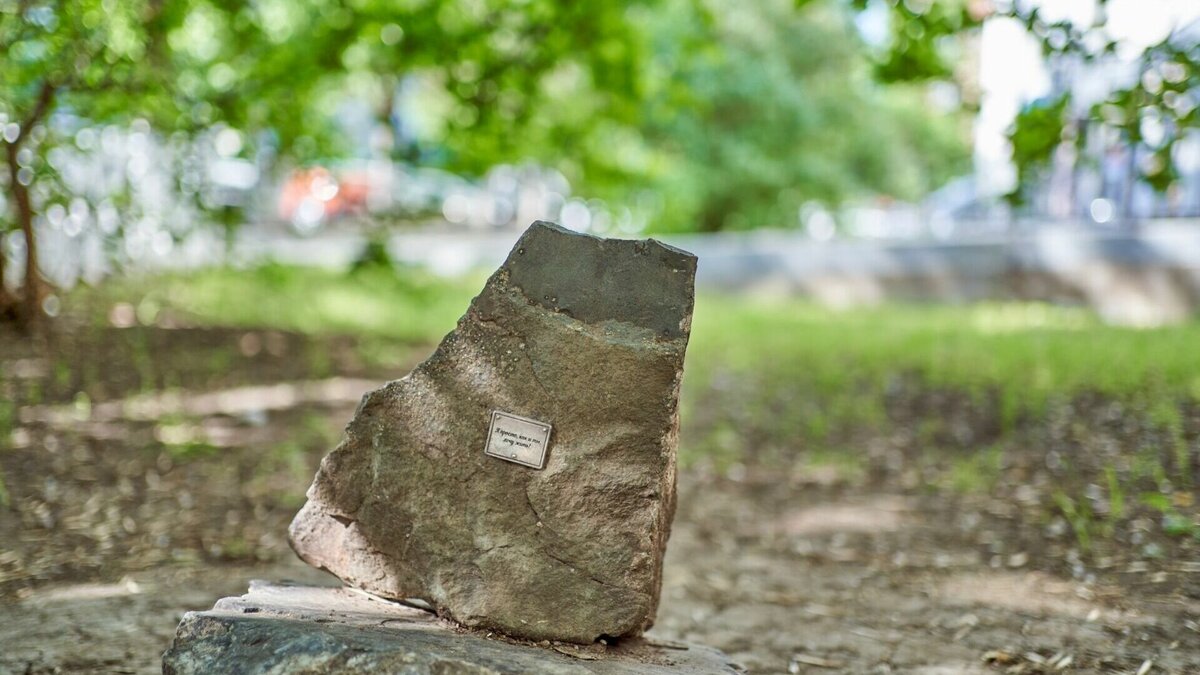     Роспотребнадзор призвал выпускников, укравших памятник Клещу Валере, вернуть его. Обращение было опубликовано в официальном телеграм-канале ведомства.