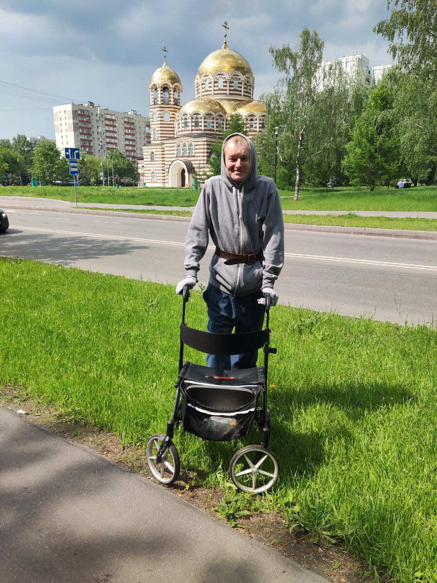 Улыбаюсь на фоне Храма свмч. Ермогена.