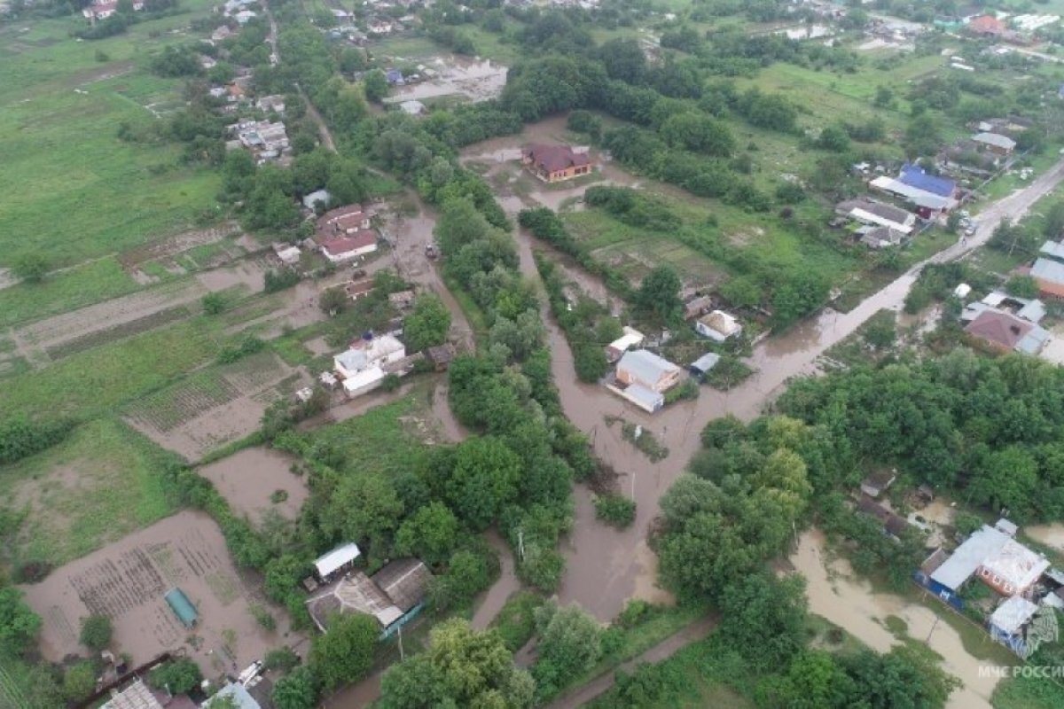    В Краснодарском крае подтопленными остаются 165 дворов и 42 дома