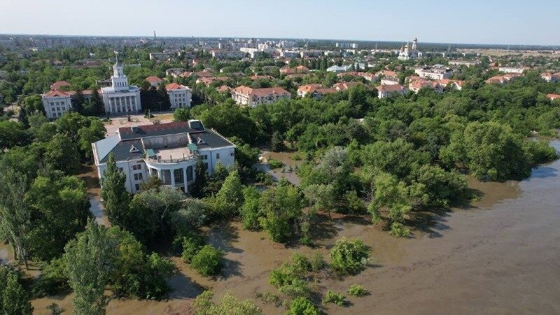     Каховская ГЭС почти полностью оказалась под водой. По последним данным, уровень воды в Днепре поднялся более чем на 10 метров. Вода продолжает прибывать.