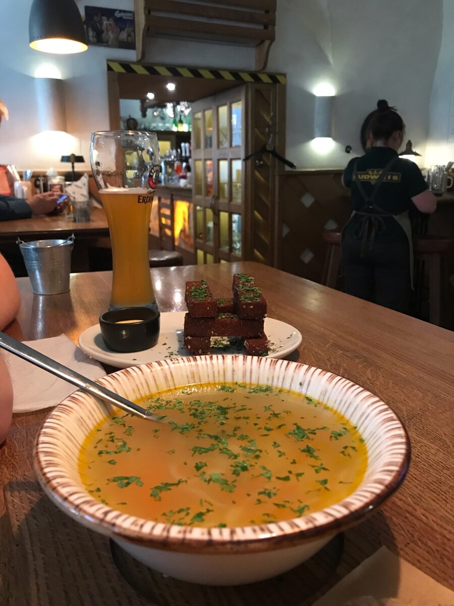 Вкусный куриный суп в баре Будвайз. 