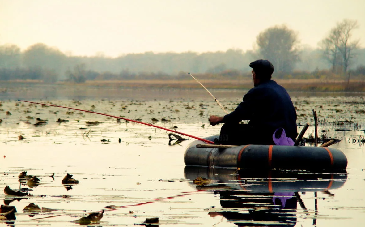 Летняя рыбалка: ловля карася с лодки