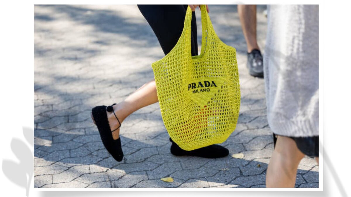 Мы нашли стильную плетеную сумку, которую вы можете взять с собой на летние прогулки по городу и на пляж.