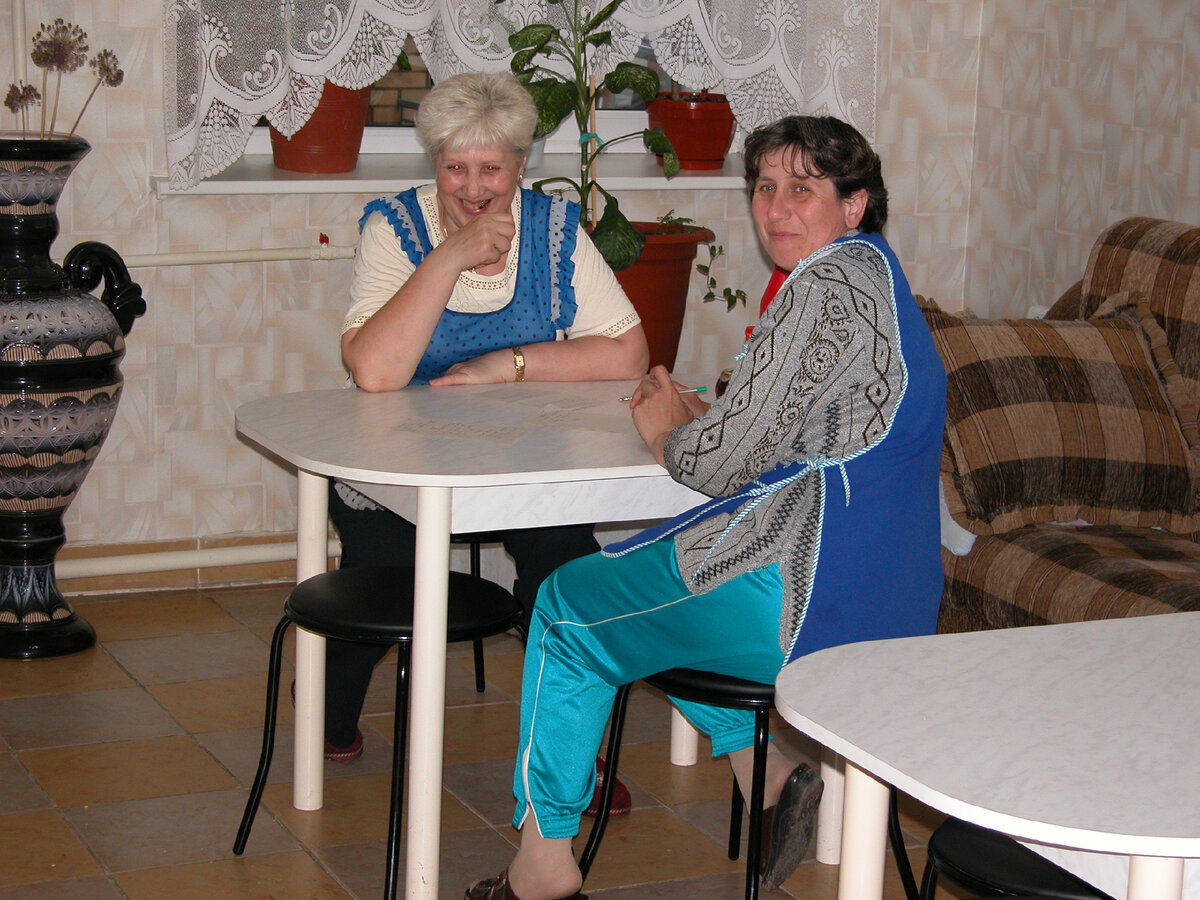 Главная наша "кормилица" Надежда Алексеевна (слева) в столовой профилактория Мещерино