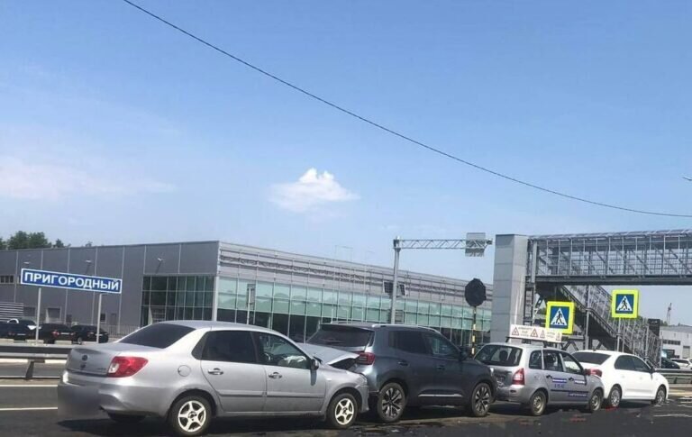    На Нежинском шоссе в Оренбурге столкнулись 4 автомобиля, в трех были автоледи Белов Михаил Александрович