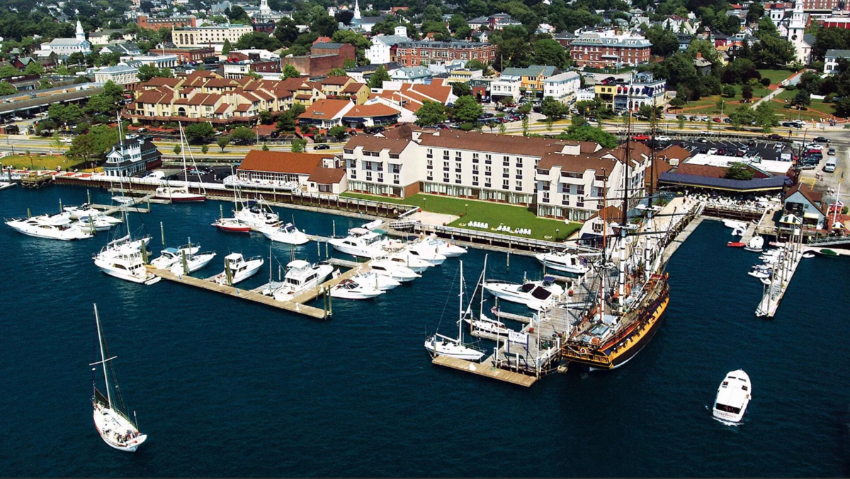 На фото: город Ньюпорт, США