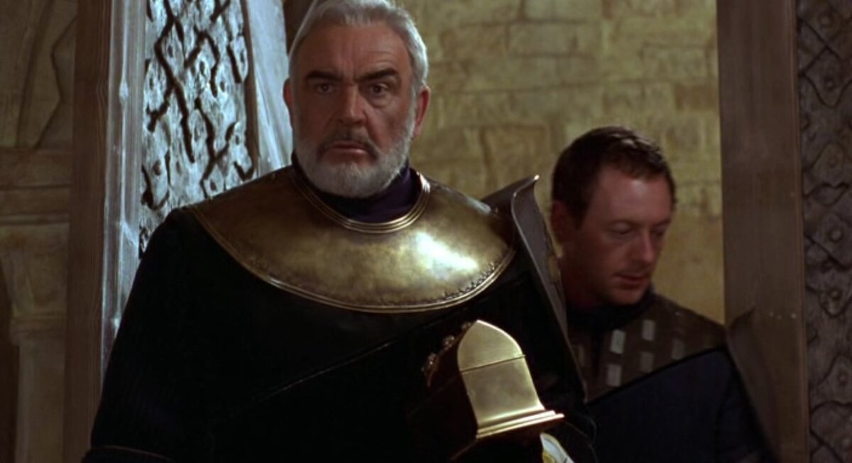 там, на фоне офигевающего во весь рост короля, ещё и будущий Луковый рыцарь, в смысле - Лиам Каннингем, неловко переминается