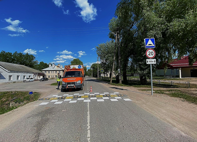 Бежаницкий район Установка ИДН, дорожных знаков, нанесение разметки на а/д «Успенское-Сопрыгино» км 8+800
