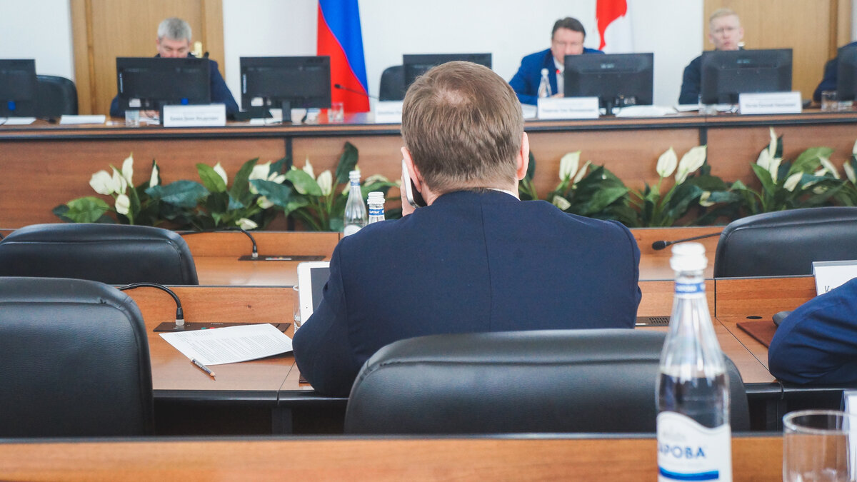     Мужчины стремятся на госдолжность чаще женщин.