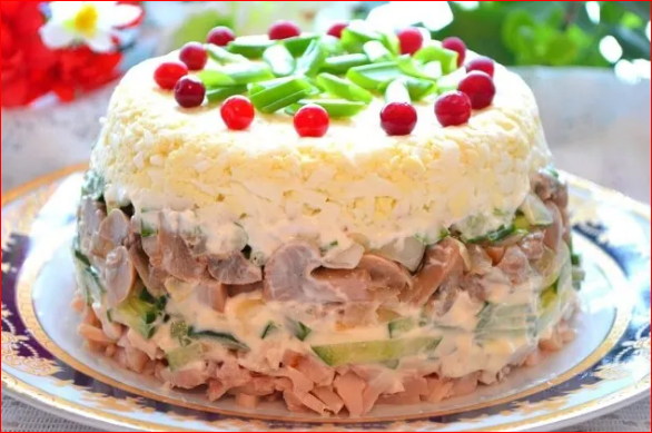 Гости этому салату всегда рады. Несложно и вкусно с грибами и курицей с заправкой