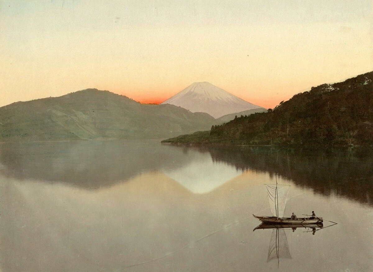 Вид на гору Фудзи c озера Аси в районе Хаконэ. Неизвестный автор, 1880—1890-е