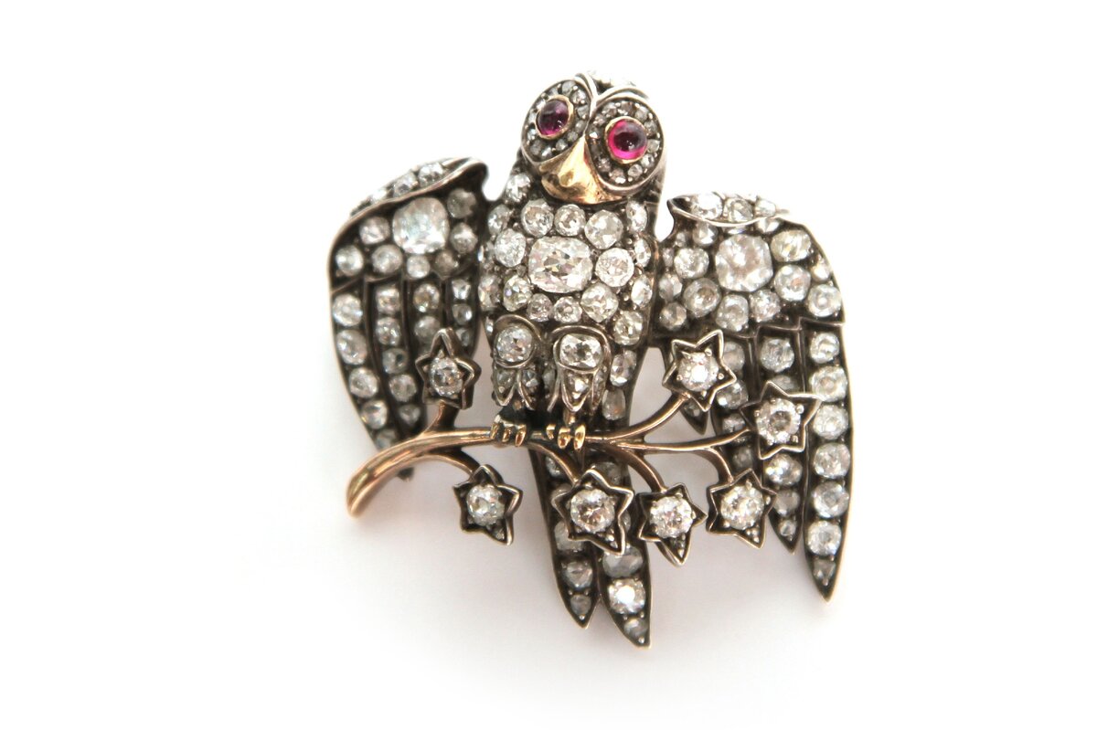 Брошь в виде совы. XIX век. Лот № 542 на сайте vremena-art.ru