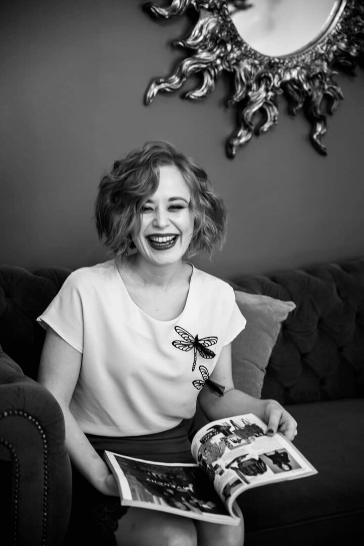  Иногда за непреодолимым желанием любить и быть любимыми мы теряем другие устремления. ⠀
Отдаемся чувствам и живём вопреки себе, но во благо другому человеку.
⠀
Думаем, ещё немного, ещё чуть-чуть и вот оно счастье настанет. Придёт само и обрушится. Спасёт всё и наш привычный мир.
⠀
Но так не бывает. Над счастьем в отношениях должны работать 2. Точнее когда счастье превращается в работу задумайтесь триллион раз: а счастье ли это?
⠀
За попытками его причинить другому, мы причиняем боль. Себе, другому человеку, миру извне.
⠀
В любых начинаниях нужно быть немного эгоистом. А как я себя чувствую? А то, что происходит со мной, мне нравится или не очень? А почему не очень? Да потому, что я уже век хочу вот те сапоги, а он не хочет работать на элементарный хлеб в доме. Знакомо? Уходите.
⠀
Поддержка и перенятие ответственности это не одно и то же.
Вы отбираете у мужчин самость. Отнимаете их природную позицию лидера и добытчика. Женщина создаёт уют внутри, дайте мужчине создать его снаружи.
⠀
Когда вы забираете его "яйца", баланса не случается. Вы только уничижаете его и себя.
⠀
Так одна девочка хотела быть идеальной. Но идеалы они же у всех разные и, к сожалению, мы не любим общаться для их уточнения.
⠀
Авось и так узнается, поймется. Но случается жизнь. Беспощадная. Суровая и справедливая.
⠀
Его невозможность показать "кто в доме хозяин" создаёт из него кочевника. И он ищет пристанище на ночь. На час. На пятнадцать минут. Там как пойдёт. В его иллюзорном замке он показывает свою значимость и необходимость главенствования. Время и место не важно, бесценен факт. Вы хотите остаться "у разбитого корыта"? Сомневаюсь.
⠀
Так лучше сохранить свою женственность. Прикинуться дурочкой, поверить в него, дать волю себе. Жить. Вдыхать каждый момент. Отвечать только за себя отвечая на инициативу поддержкой.
Борщи — это избытки навязанных теорий. Быть собой и дарить это право - мечта.
Она мечтала, вытворяла, витая в облаках, а он облапал все дыханья и шёл другие проверять. (c)