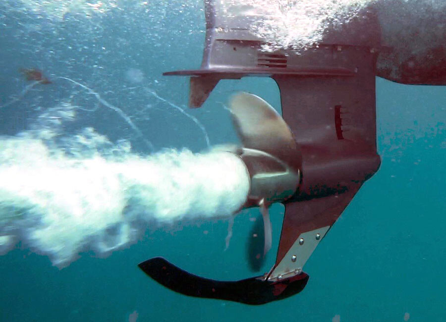 Защита винта лодочного мотора Hydro-Shield оснащена в нижней части защитным плавником, изготовленным из прочного, поглощающего удары пластика, который также выполняет роль гидрокрыла.