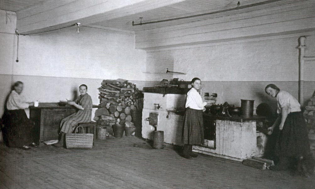 Коммунальная кухня. 1920 год.