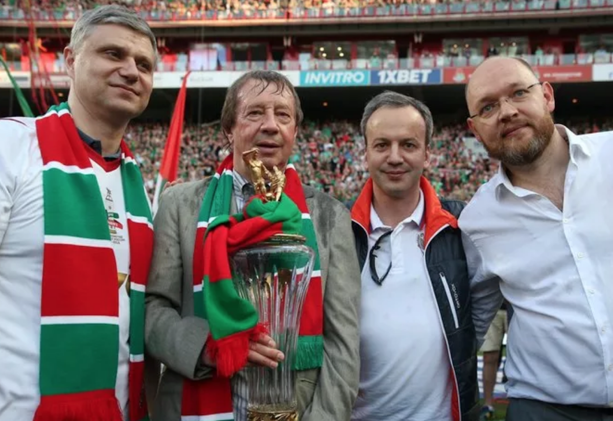 Олег Белозеров, Юрий Семин, Аркадий Дворкович и Илья Геркус после победы в чемпионате России в 2018 году.