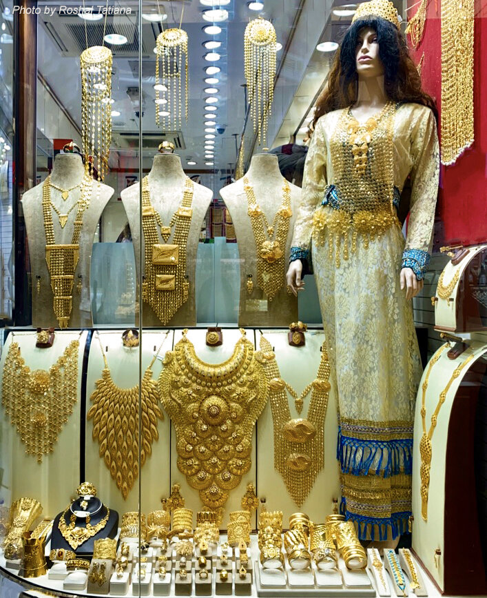 Витрины с ювелирными украшениями в Дубае. Золотой рынок. Фото сделано автором канала.
