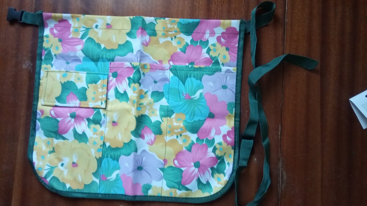 И удобная и красивая сумка садовая для инструментов