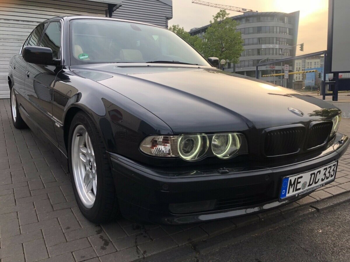 BMW 750 с мотором V 12 в идеальном состоянии