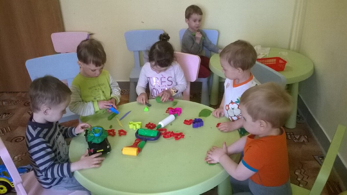 Дети 2 лет с удовольствие играют такими формочками.