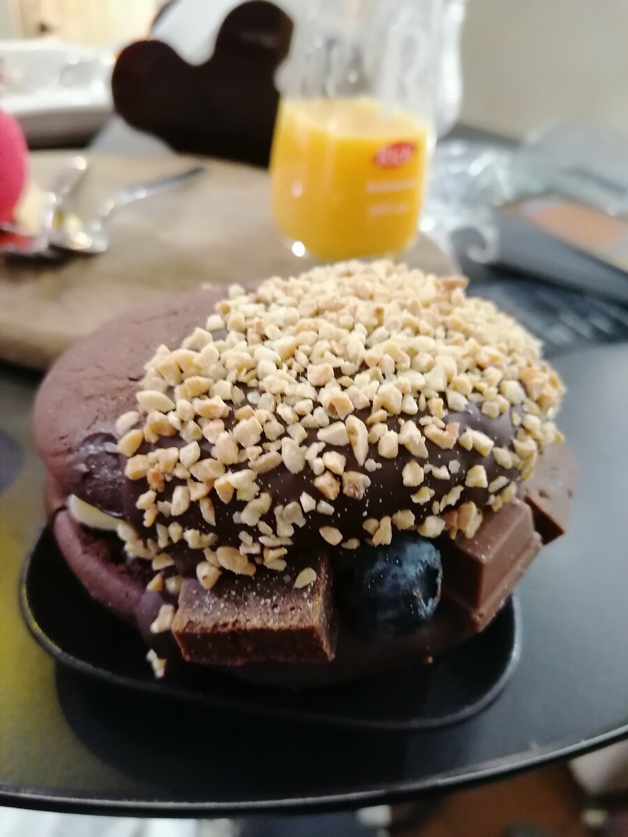 Вкусные иллюзии. Мой Сашка, глядя в кафе на этот шоколадный гамбургер: "А его можно есть?" 