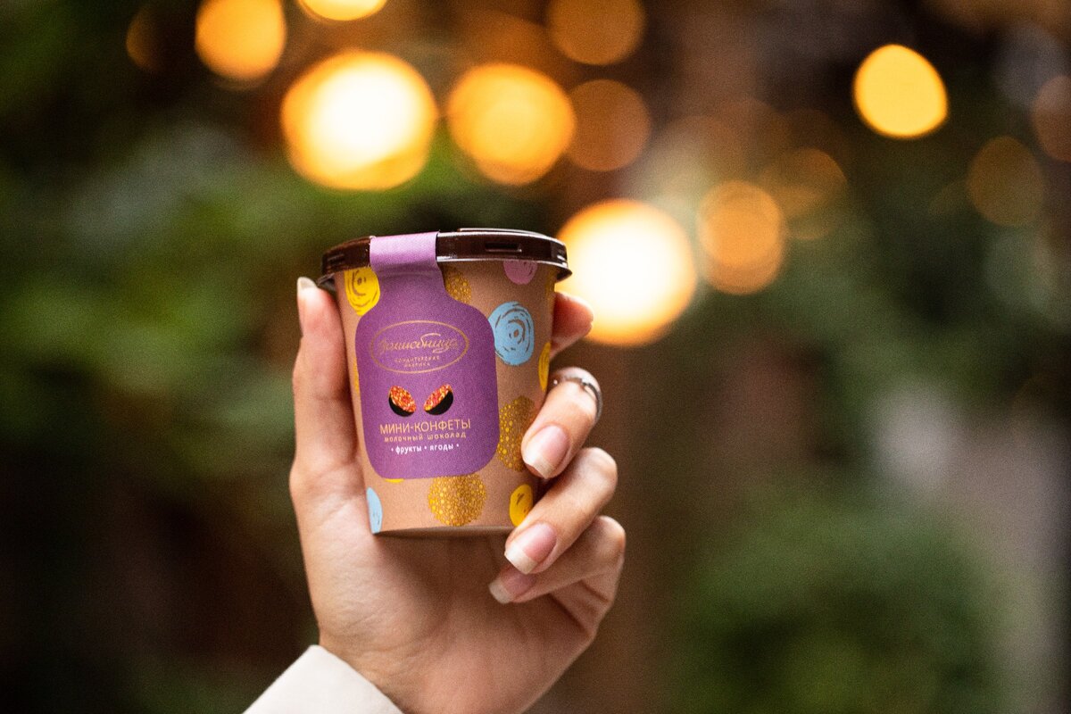 С приходом лета наши вкусовые предпочтения меняются. На столе появляется больше зелени, овощей, сезонных фруктов, ягод. Больше хочется чего-то легкого, освежающего.  Шоколад для лета тоже должен быть особенным. Выбираем ТОП 5 шоколадных продуктов для летнего сезона:

1.	Белый шоколад «Восхищение» с чаем матча
Настоящий чай матча в составе этого продукта придает ему уникальный вкус, насыщенный зеленый цвет и тонкий аромат. Деликатная горечь чая матча идеально сочетается с маслом какао. Замечательный шоколад для бодрости тела и ясности духа в самый жаркий день.
https://www.volshebnitsa.ru/catalog/nash-assortiment/for-voskhishchenie-shokolad-portsionnyy-belyy-s-matcha-100g

2.	Натуральные фрукты и ягоды в шоколаде «Волшебница»
Клубника, дыня, абрикосы, чернослив – прекрасны сами по себе, но когда хочется чего-то сладкого к чаю теплым летним вечером, ничего не может быть лучше натуральных фруктов в натуральном шоколаде. Темный шоколад прекрасно сохраняет аромат и вкус фруктов. Натуральные фрукты в шоколаде от «Волшебницы» - отличный выбор. 

3.	Темный шоколад «Восхищение» с арбузом
Шоколад с арбузом – это само лето. Аромат и вкус солнечного летнего дня в коробке шоколада. Темный шоколад отлично сочетается с натуральными арбузными цукатами. Удивите близких необычным и невероятно освежающим летним шоколадом. 
https://www.volshebnitsa.ru/catalog/nash-assortiment/for-voskhishchenie-dark-chocolate-with-watermelon-100g

4.	Мини-конфеты «Волшебница»
Лето – это долгие прогулки. Возьмите с собой стаканчик с мини-конфетами и наслаждайтесь лучшим временем года. Яркие, легкие, удобные, оригинальные – мини-конфеты в стаканчиках станут лучшим компаньоном для веселых встреч с друзьями и романтических прогулок. 
https://www.volshebnitsa.ru/catalog/nash-assortiment/produktyi/fruktyi-v-shokolade

5.	Порционный шоколад «Волшебница» с кокосом
Почувствовать вкус отпуска можно даже не выходя из дома. Стики из молочного шоколада с кокосом от «Волшебницы» пробуждают фантазии о теплых экзотических странах – тропическое небо, море, песок… и, конечно же, кокосы.
https://www.volshebnitsa.ru/catalog/nash-assortiment/for-volshebnitsa-shokolad-portsionnyy-molochnyy-s-posypkoy-kokosovaya-struzhka-50g

Лето - прекрасная пора. Выберите свой летний шоколад, и пусть Ваше лето будет незабываемым.

КФ Волшебница
