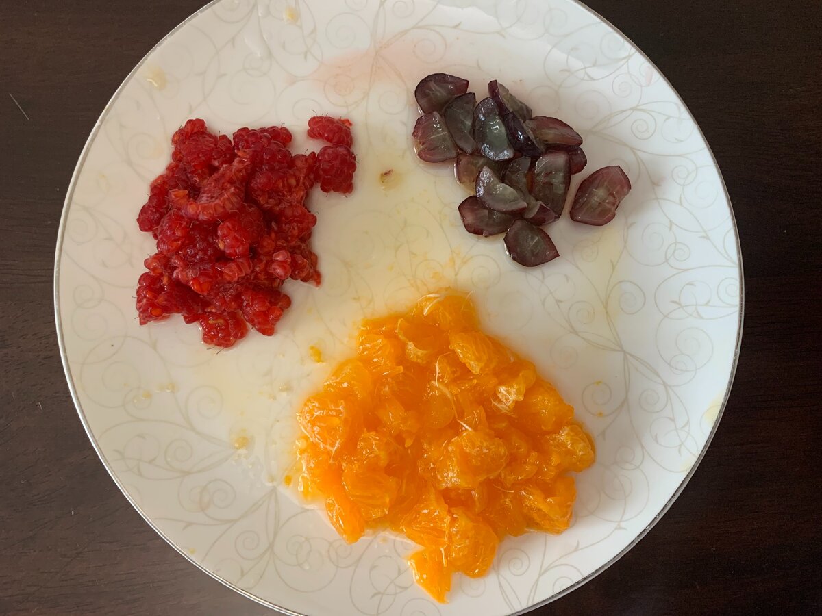 Перекус – мандарин (чищу дольки от пленок, режу на 2-3 части), малина, виноград (режу на четвертинки, немного приминаю вилкой, прежде чем дать, т.к. кожура плотная).