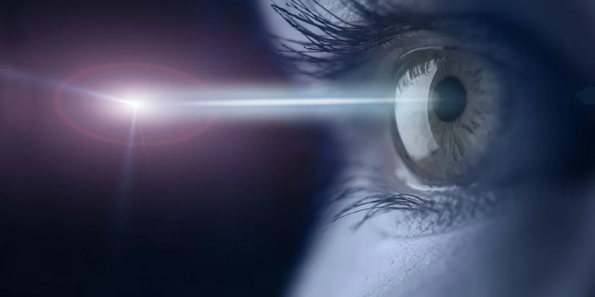 Тончайший луч гелий-неонового лазера пронизывает зрачок человеческого глаза. Он прорезает крошечное отверстие в замутненном зрачке , чтобы свет снова мог проникать в глаз. 