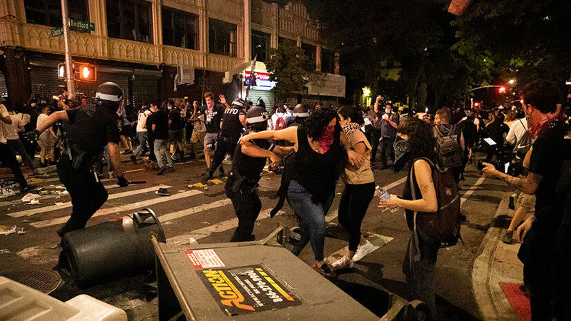 Протестующий задержан во время митинга из-за гибели афроамериканца Джорджа Флойда, Бруклин, Нью-Йорк, 30 мая 2020 Reuters © Jeenah Moon