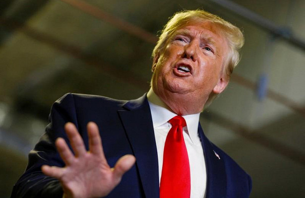 Европа пристально наблюдает за ходом предвыборной кампании в США. Отношения Дональда Трампа с Евросоюзом никак нельзя назвать гладкими, глава Белого дома находил достаточно много поводов для критики в адрес ЕС, международных институтов и договоров в сфере безопасности, чем вызывал раздражение европейских лидеров. Теперь Брюссель ждет выборов президента в США, надеясь, что победу на них одержит кандидат от демократов.Пандемия коронавируса не только практически полностью обнулила достижения Дональда Трампа в национальной экономике, но и обострила некоторые проблемы США во внешнеполитическом направлении. В предвыборную кампанию президент вступает далеко не с самым благоприятным для него фоном.Речь идет не только о протестах в США, лидерстве страны по количеству выявленных случаев коронавируса и летальных исходов, максимально высоком уровне безработицы со времен Великой депрессии, но и об ухудшившихся отношениях с главным партнером на мировой арене — Евросоюзом.Глава Белого дома хотел громко отпраздновать снятие карантина в США и стабилизацию эпидемиологической ситуации. Для реализации своей задумки он решил провести саммит G7 в своей резиденции Кэмп-Дэвид. Именно саммит мог стать первым очным мероприятием, на котором после месяцев карантина встретились бы мировые лидеры стран-членов «семерки».