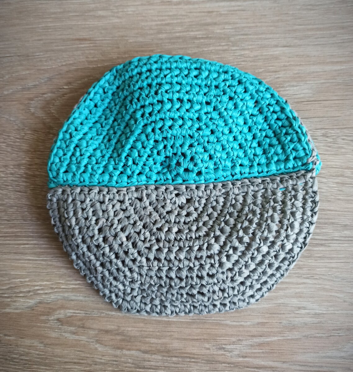 Вид сумочки сзади с открытым клапаном