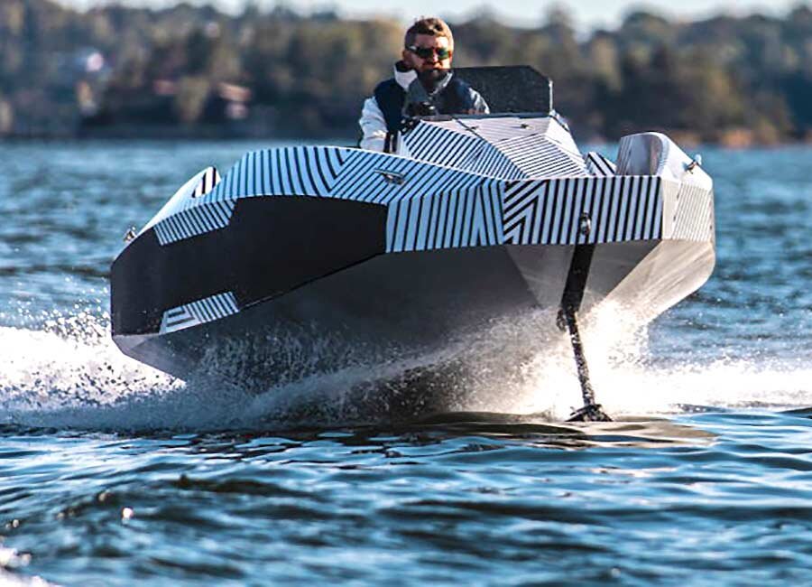 Лодка на подводных крыльях Mantaray длиной около 5 м способна лететь над поверхностью воды на высоте 20 см на крейсерской скорости 45 км/час.