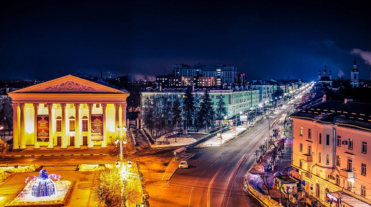 Ночная Рязань. Слева Театр.